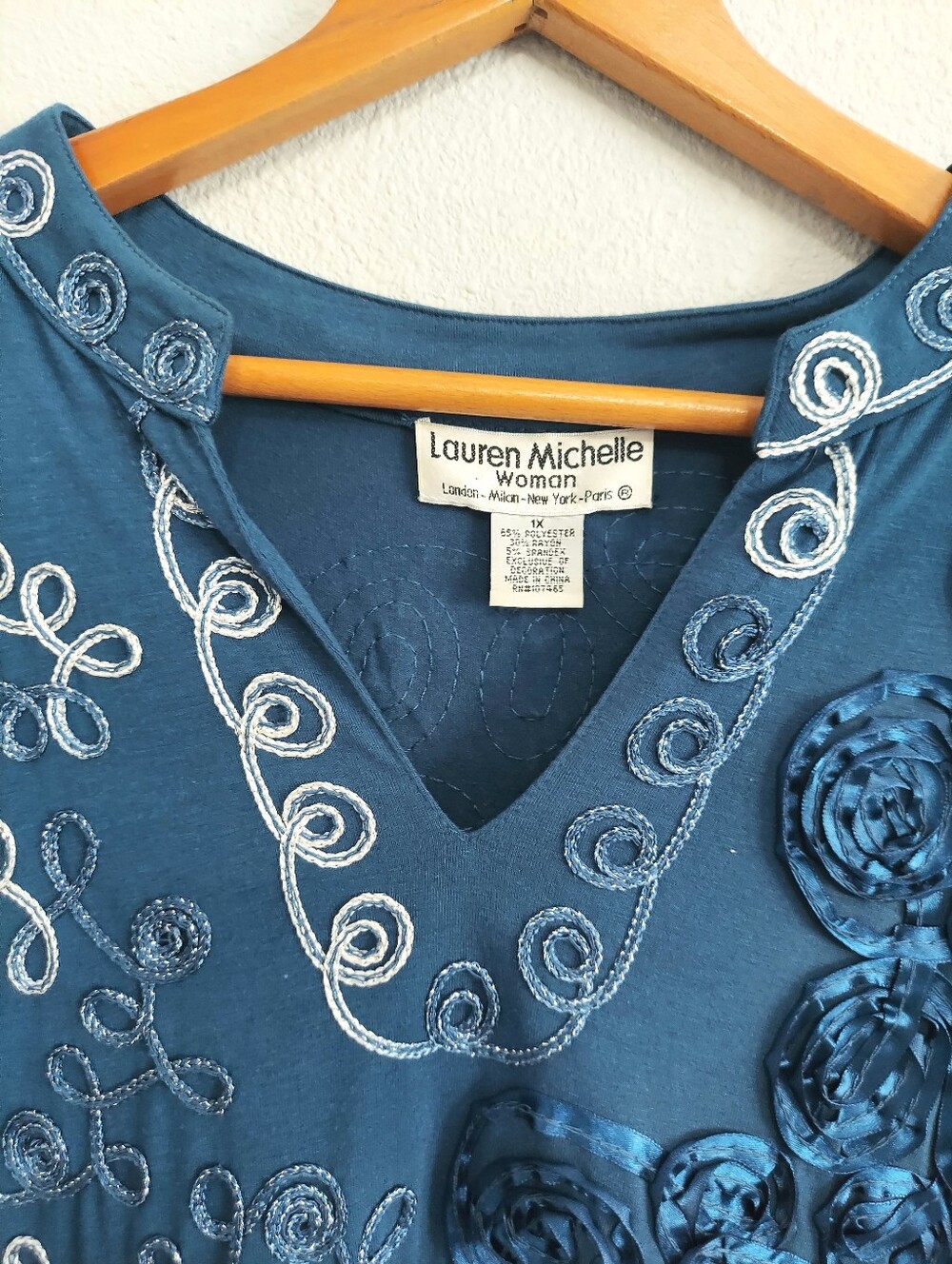 Lauren Michelle Floral Ribbon Rosette Embroidered Blue Tunic Top 1X - Picture 3 of 12